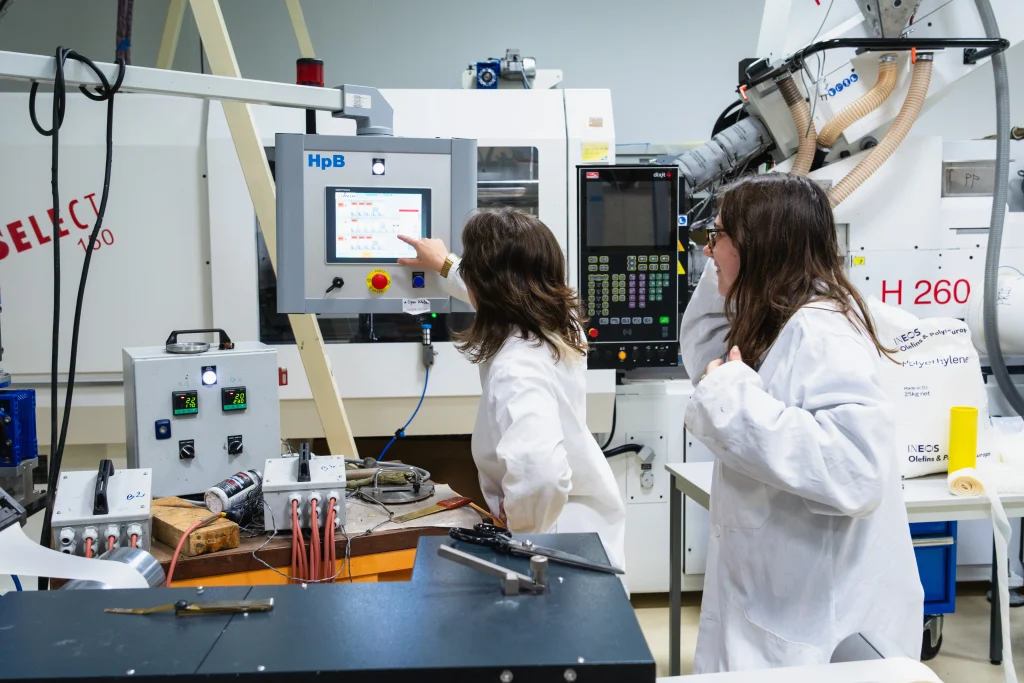 2 étudiantes dans un laboratoire de recherche