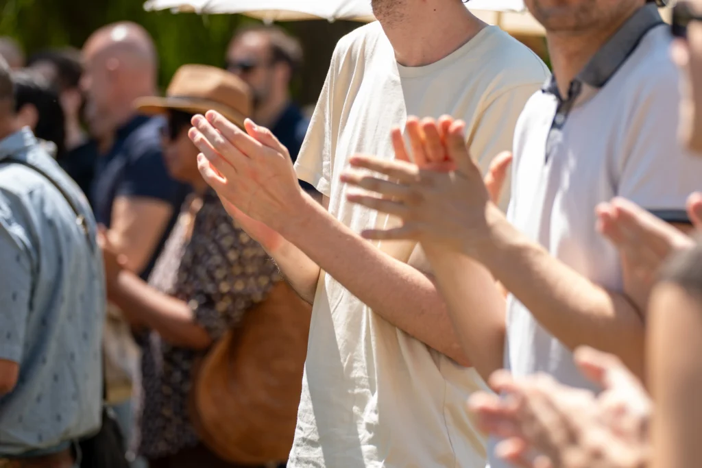 Rassemblement de personnes à l'INSA Lyon qui applaudissent