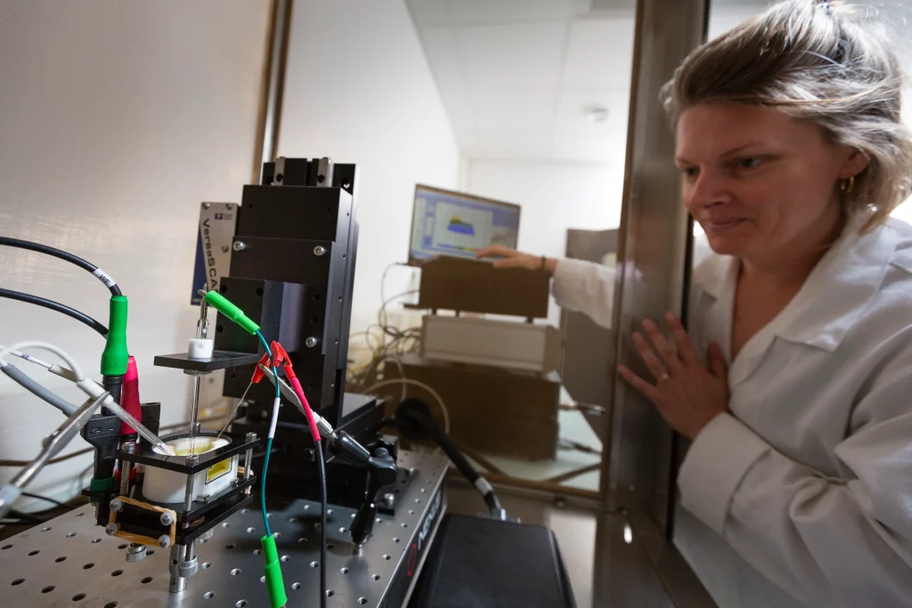 1 femme dans un laboratoire de recherche
