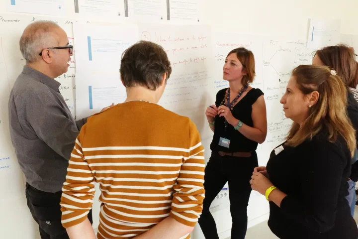 Echange dans un travail de groupe